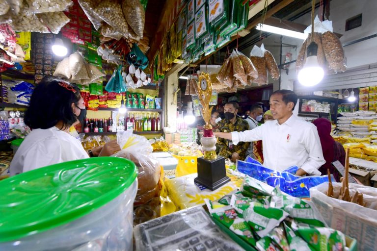 Cek Pasar Wonokromo, Presiden: Pasokan Beras Melimpah