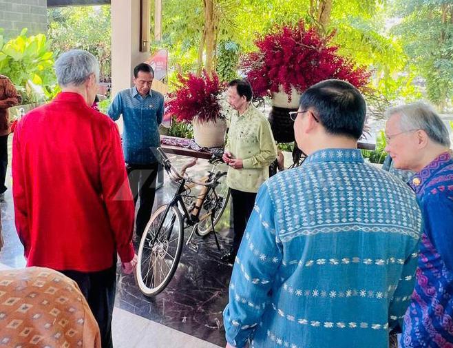 Kepala Negara ASEAN Dapat Oleh-oleh Sepeda Bambu