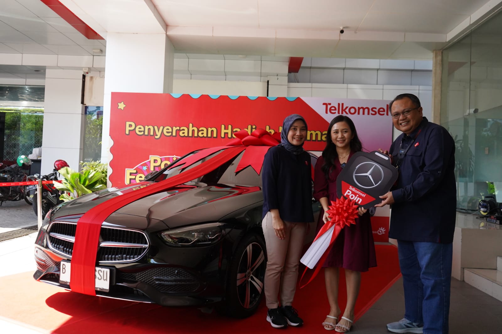 Telkomsel Poin Festival 2022, Ibu Rumah Tangga Raih Hadiah Utama Mobil Mercedes-Benz C200