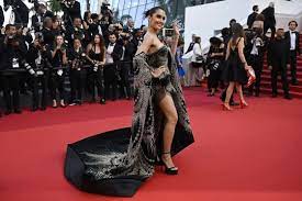 Bergaun Bak Ratu Laut Selatan, Cinta Laura Memukau di Red Carpet Festival Film Cannes 2023