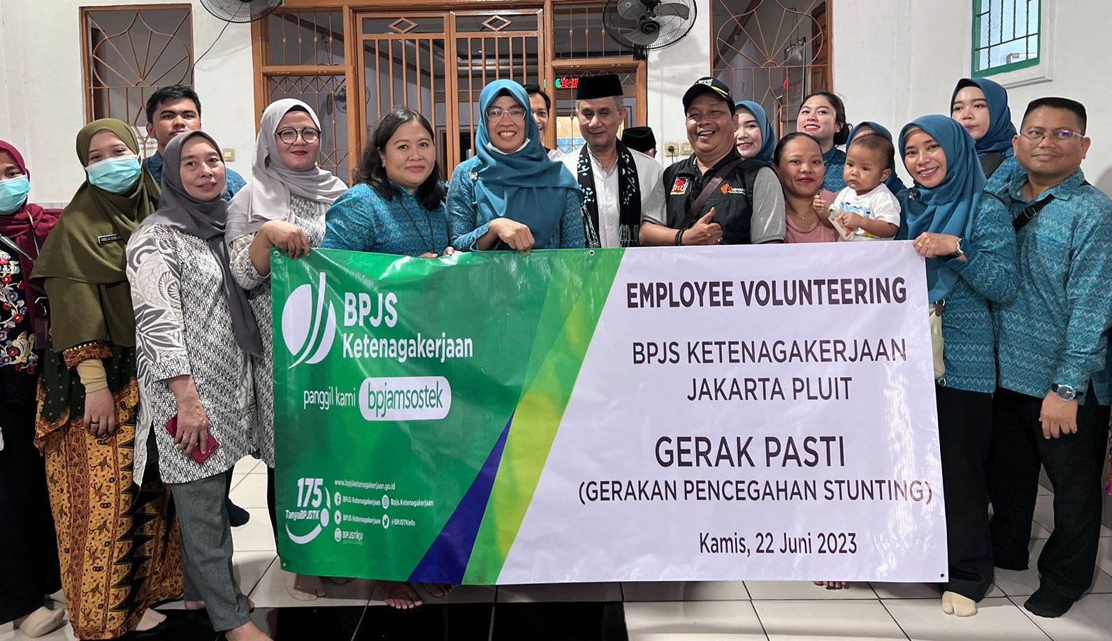 Karyawan BPJS Ketenagakerjaan Pluit Bagi-Bagi Makanan Bergizi untuk Balita