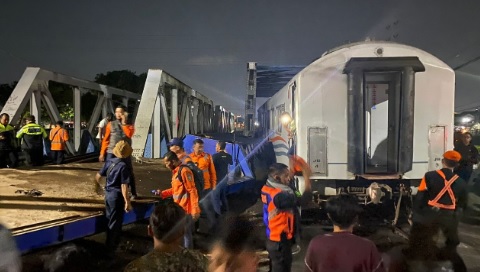 Pasca KA Brantas Sodok Truk Tronton, Jalur KA Semarang Kembali Normal
