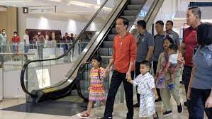 Berakhir Pekan di Medan, Presiden Jokowi Ajak Cucunya Bermain di Mal
