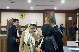 Hakim Jatuhkan Vonis 5 Tahun Penjara, Hasnaeni Wanita Emas Nangis Tersedu-sedu