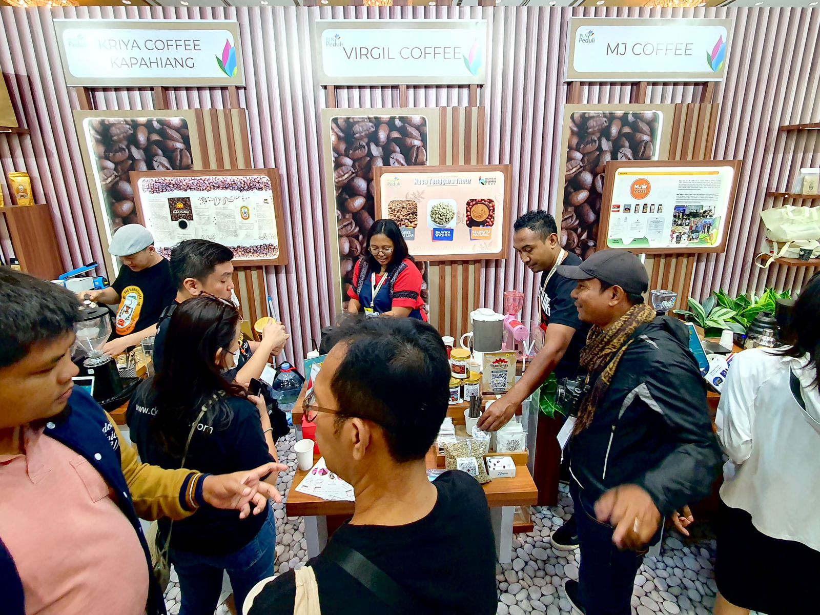 Booth UMKM Binaan PLN Tarik Minat Pengunjung Indonesia Premium Coffee Expo & Forum 2023