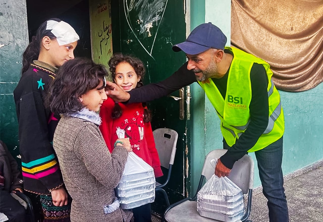 Untuk Rakyat Palestina, BSI Maslahat Salurkan Bantuan Musim Dingin, dan Makanan Siap Saji