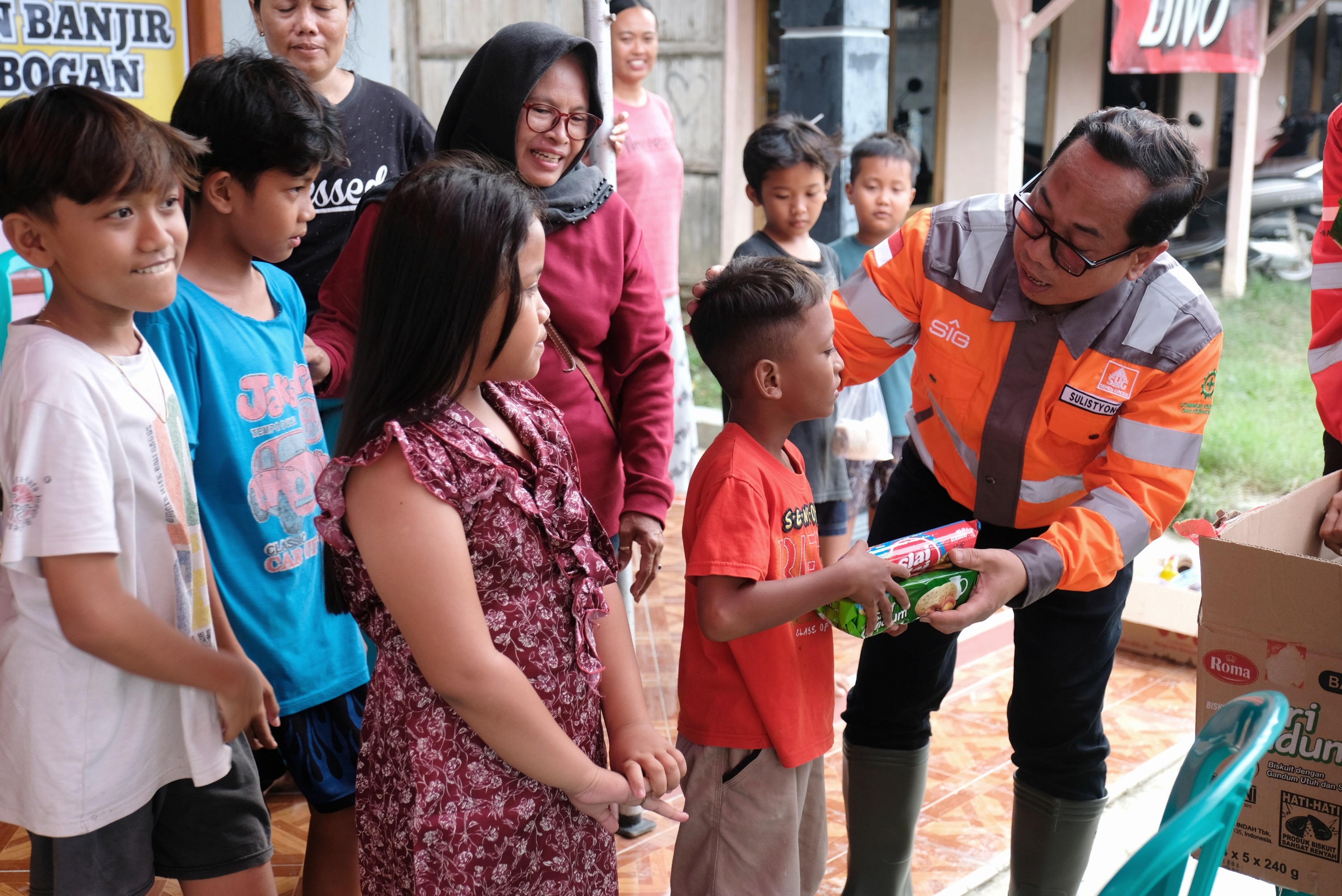 Peduli, SIG (SMGR) Salurkan Paket Sembako Korban Banjir Jateng
