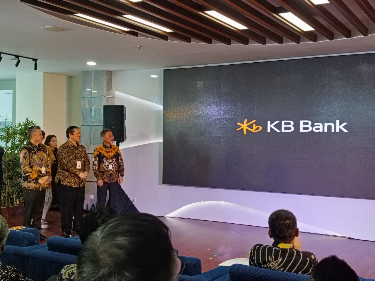 Perkuat Branding, Jajaran Komisaris-Direksi Kompak Luncurkan KB Bank