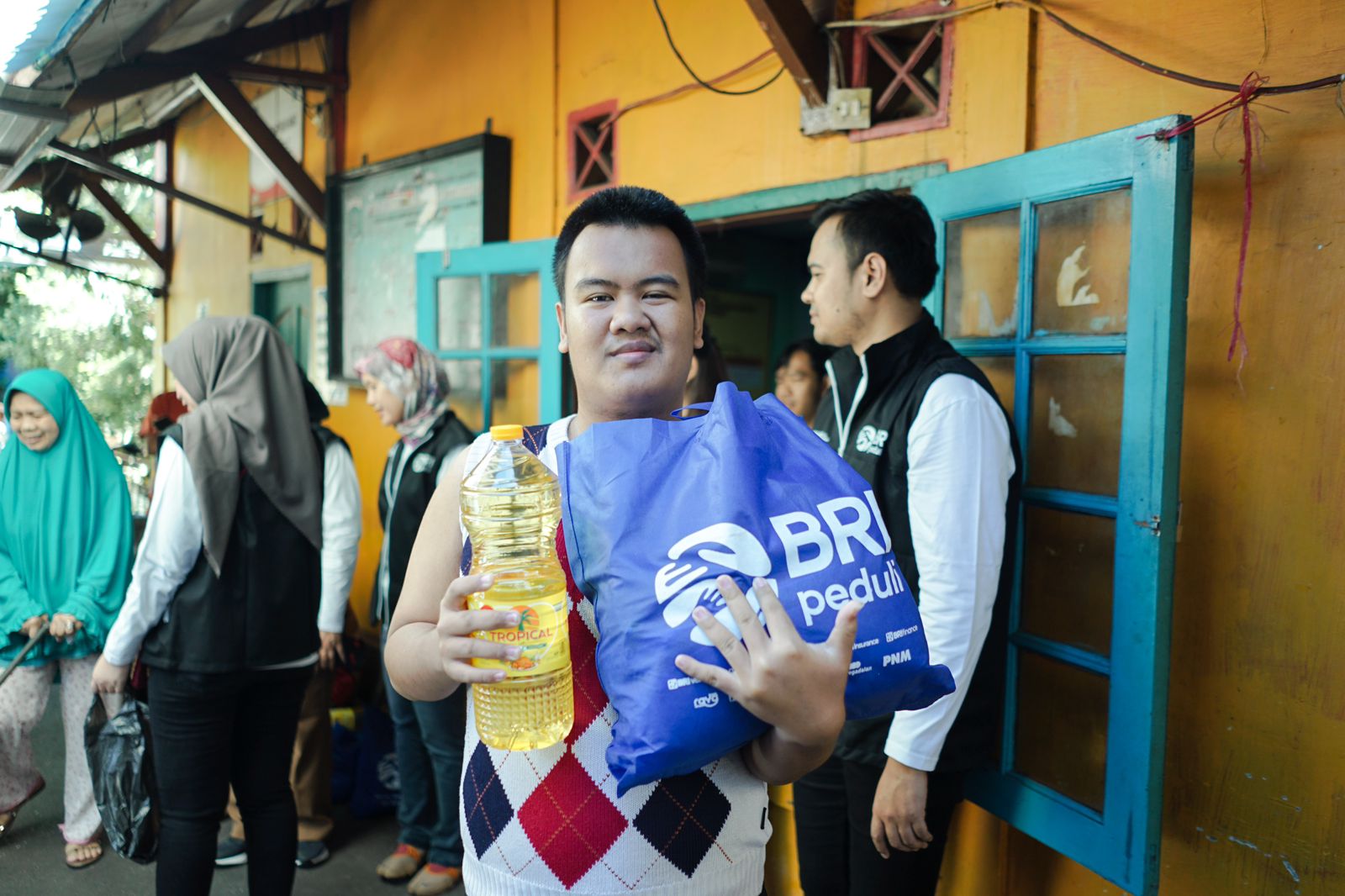 BRI Peduli Salurkan Bantuan Bagi Warga Terdampak Banjir di Demak