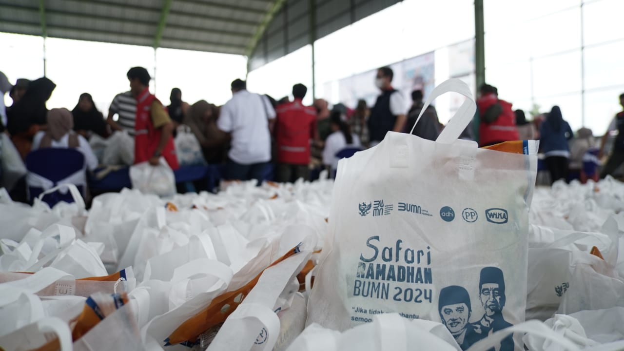 Dukung Safari Ramadan 2024, PTPP Guyur Ribuan Paket Sembako Murah