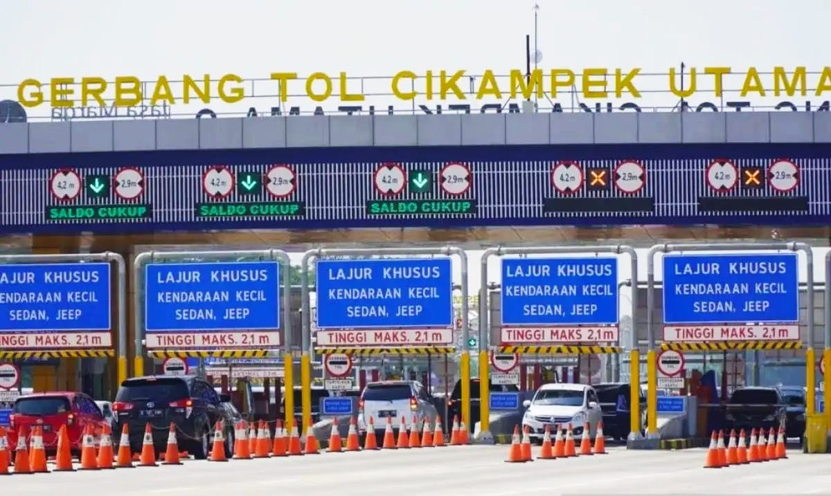 Urai Kepadatan Lalu Lintas, Contraflow Kembali di Tol Jakarta-Cikampek