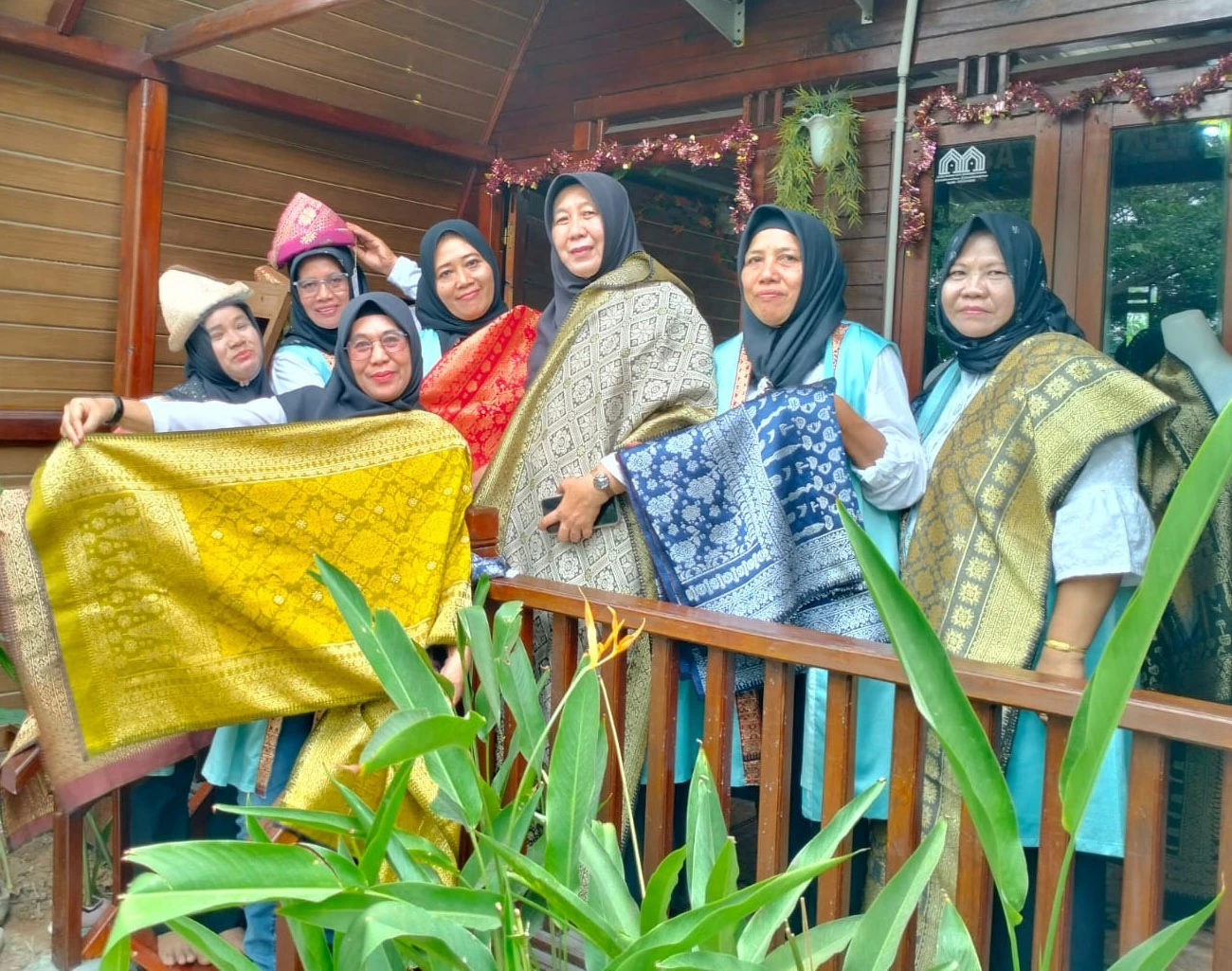 Bukit Asam (PTBA) Berdayakan Ibu Rumah Tangga Lewat Kerajinan Songket