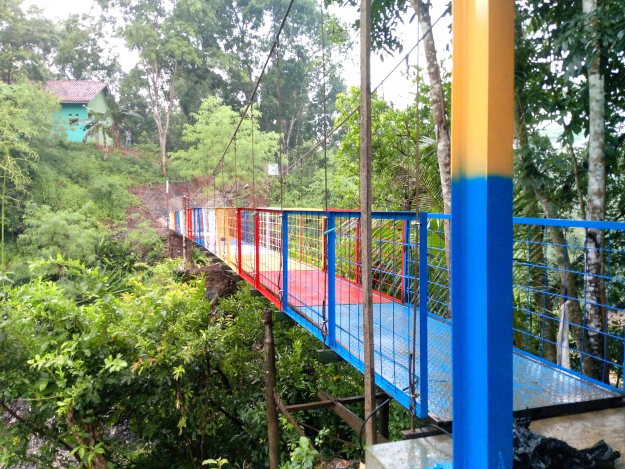 Perluas Akses Desa, Telkom Rekonstruksi Jembatan Gantung di Sukabumi