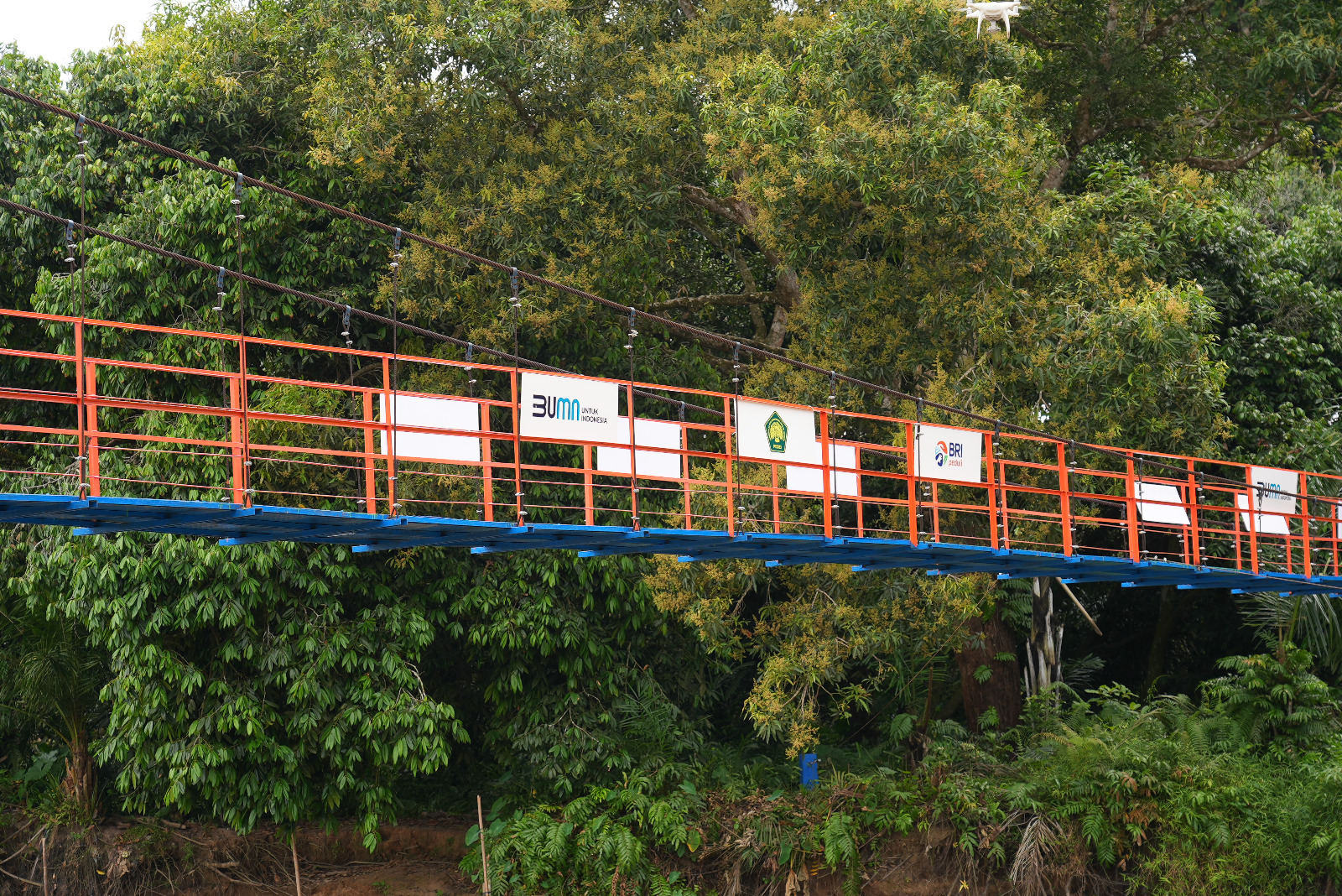 Bangun Jembatan Gantung, BRI (BBRI) Dorong Ekonomi Masyarakat Desa