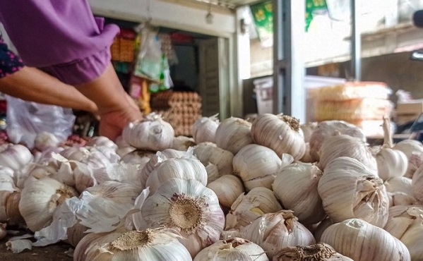 Harga Bawang Putih Naik, Daging Ayam Turun di Pekan Kedua September