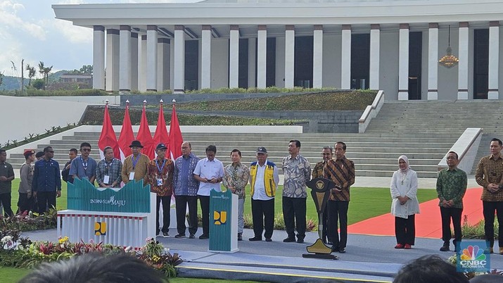 Didampingi Ibu Negara, Presiden Jokowi Resmikan Istana Negara di IKN