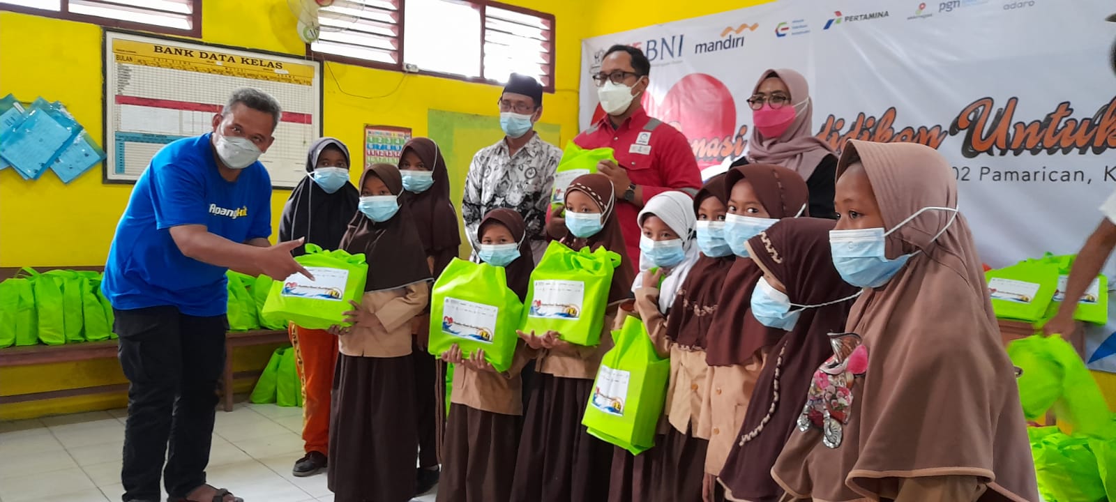 Komunitas JMI Berbagi Donasi Pendidikan Anak Nelayan di Serang Banten