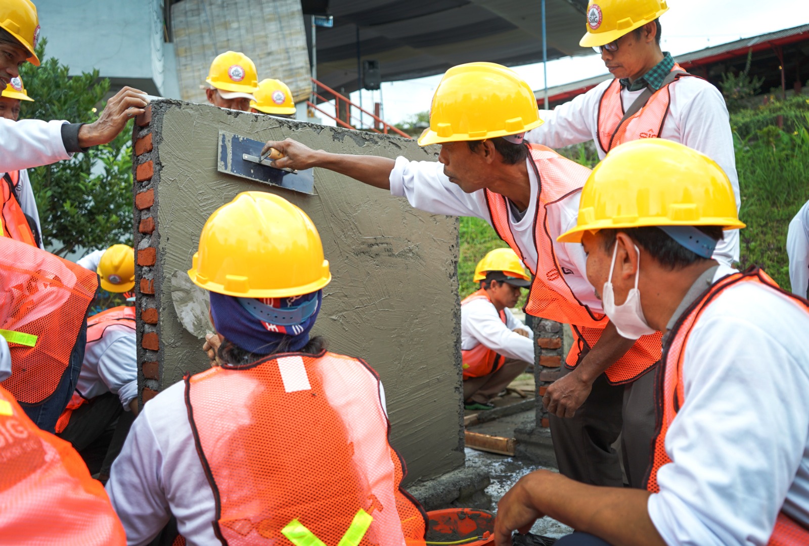 Semen Indonesia (SMGR) Upgrade Keterampilan Tukang untuk Jadi Ahli Konstruksi