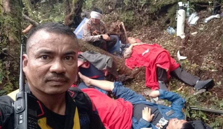 Cuaca Buruk Tim SAR Gabungan Gagal Evakuasi Korban, Kapolda Jambi Tidur di Hutan Lagi